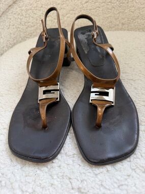 Gucci
Double G leather flip flops, need restoration